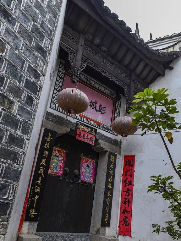 原创 贵州镇远古城有3家富户,2户当官1户经商,经商的家里堆满宝贝7