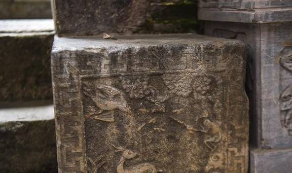 原创 贵州镇远古城有3家富户,2户当官1户经商,经商的家里堆满宝贝8