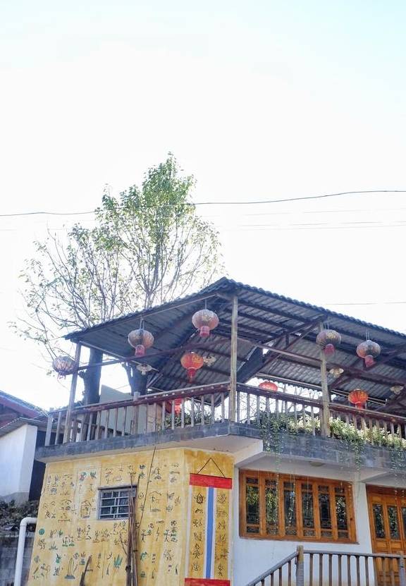 原创 玉龙雪山下的纳西族村落，20万建两层洋楼合院，生活可太幸福了1