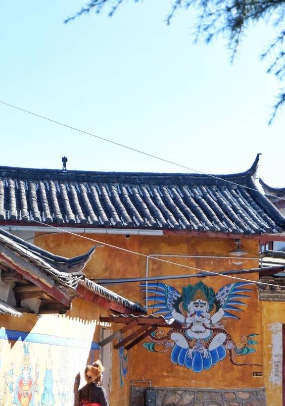 原创 玉龙雪山下的纳西族村落，20万建两层洋楼合院，生活可太幸福了6