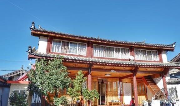 原创 玉龙雪山下的纳西族村落，20万建两层洋楼合院，生活可太幸福了9