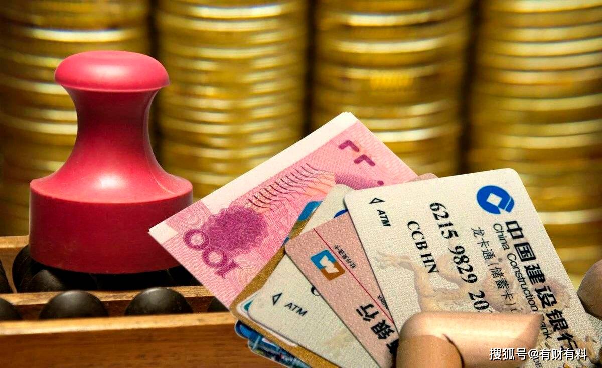 原创 把钱放银行存定期,为何工作人员建议存1年,而不是存3年呢?4