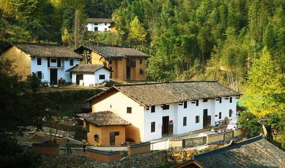 原创 江西这个深谷山村隐藏一片“豪宅”，周围千年银杏树叶落如雨7