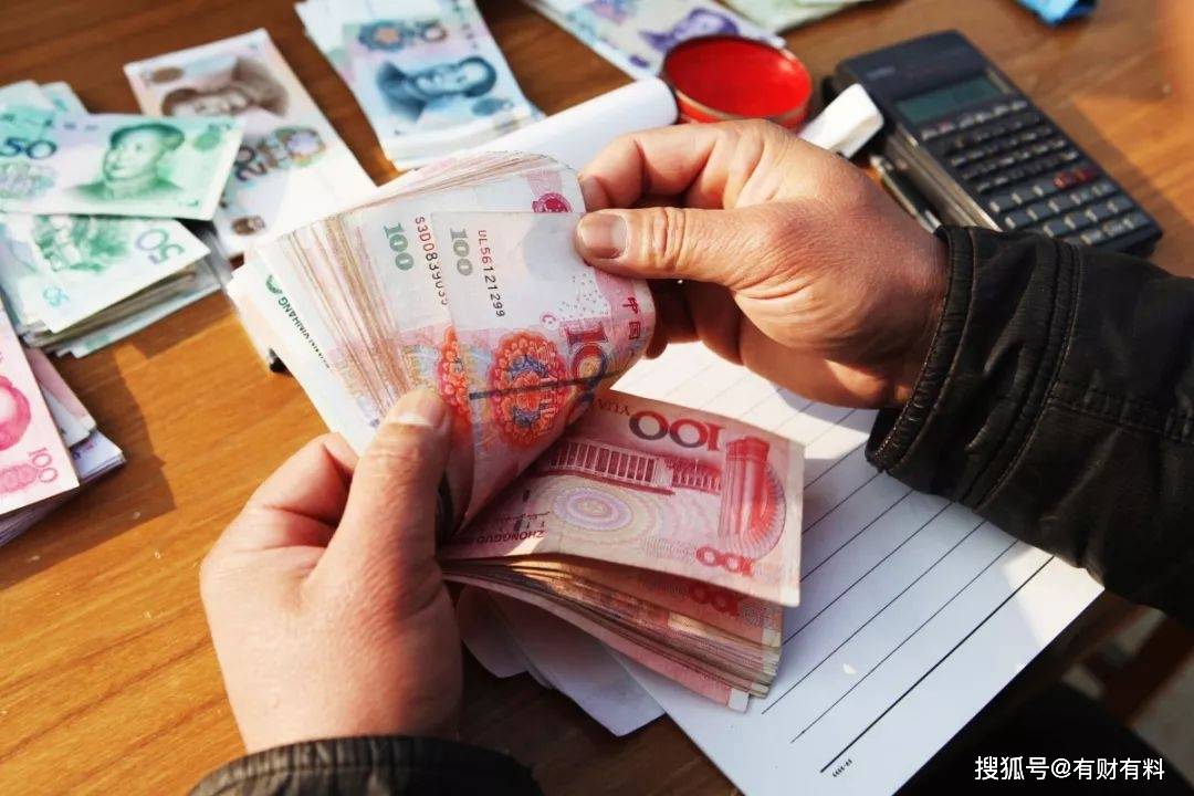 原创 储蓄额出现“断崖式”下降,银行要紧张了?老百姓的钱都去哪了?1