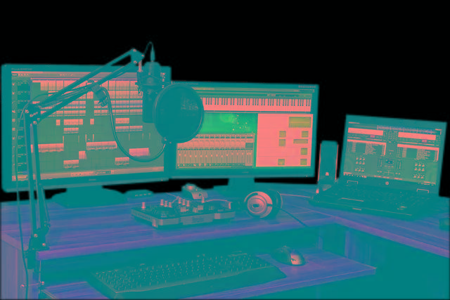 原创 马红漫撑起4成营收，只拿4.62%股份，壹九传媒靠什么三闯港交所？2