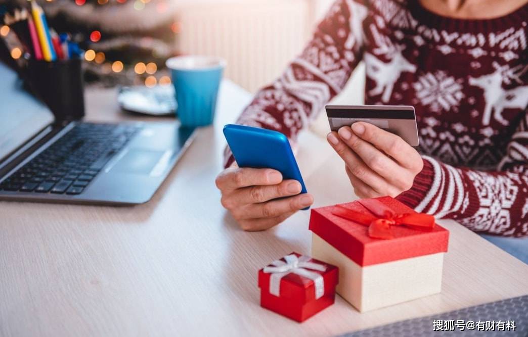 原创 为什么银行的人,总是追着你办信用卡?甚至还送礼物?原因很简单3