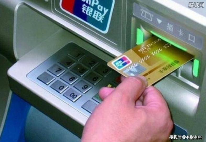 原创 为什么银行的人,总是追着你办信用卡?甚至还送礼物?原因很简单5