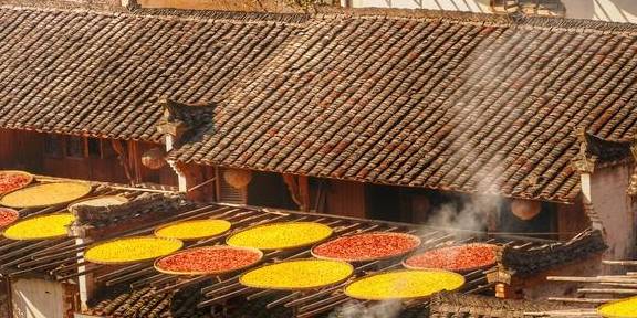 原创 眼前最热门旅游地,当然是江西婺源篁岭,但是人山人海有啥意思?2