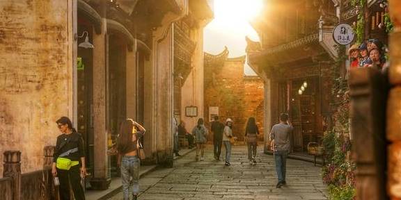 原创 眼前最热门旅游地,当然是江西婺源篁岭,但是人山人海有啥意思?3