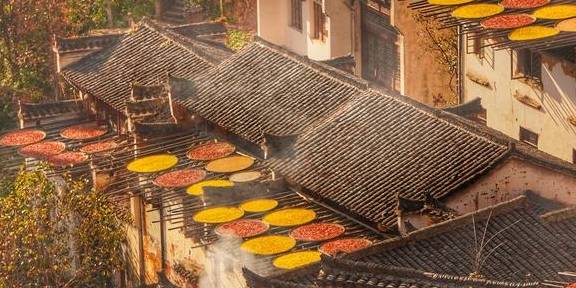 原创 眼前最热门旅游地,当然是江西婺源篁岭,但是人山人海有啥意思?7