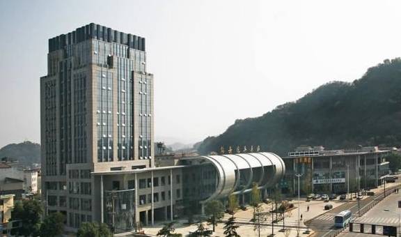 原创 市的发展一定好于区？杭州这个区撤县设区第三年就入选百强区4