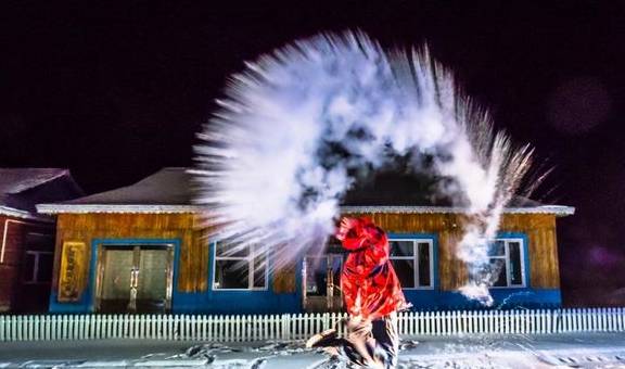 呼伦贝尔有中国最冷的村庄，全村仅6户人家，村民靠火墙御寒8