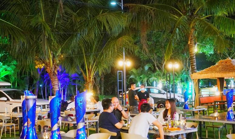 原创 三亚旅行你会去吃烧烤吗？啤酒、海鲜、音乐，这样的夜晚才放松3