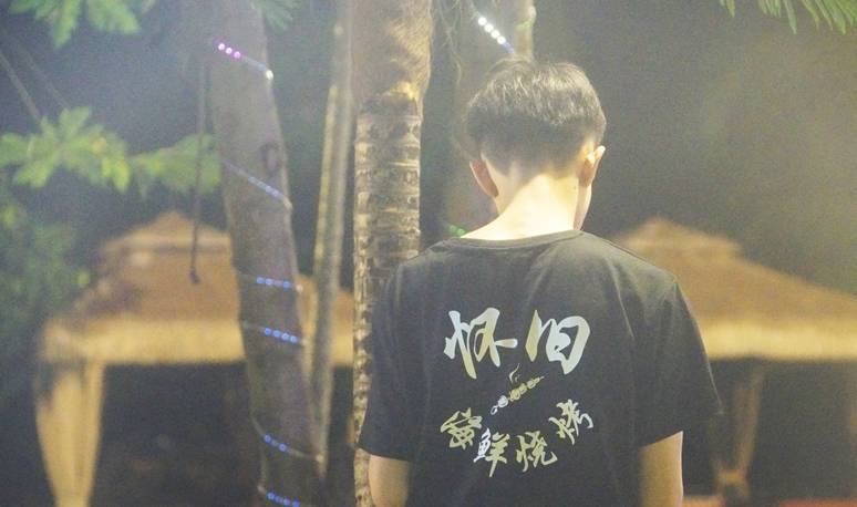 原创 三亚旅行你会去吃烧烤吗？啤酒、海鲜、音乐，这样的夜晚才放松4