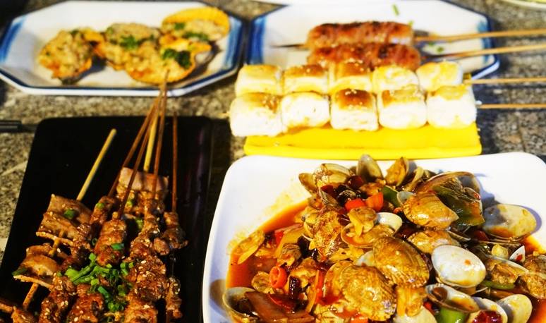 原创 三亚旅行你会去吃烧烤吗？啤酒、海鲜、音乐，这样的夜晚才放松6