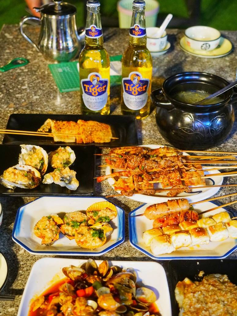 原创 三亚旅行你会去吃烧烤吗？啤酒、海鲜、音乐，这样的夜晚才放松12