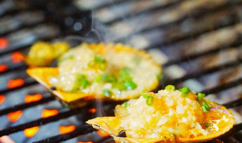 原创 三亚旅行你会去吃烧烤吗？啤酒、海鲜、音乐，这样的夜晚才放松14