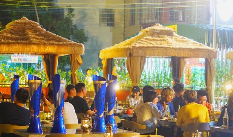 原创 三亚旅行你会去吃烧烤吗？啤酒、海鲜、音乐，这样的夜晚才放松17