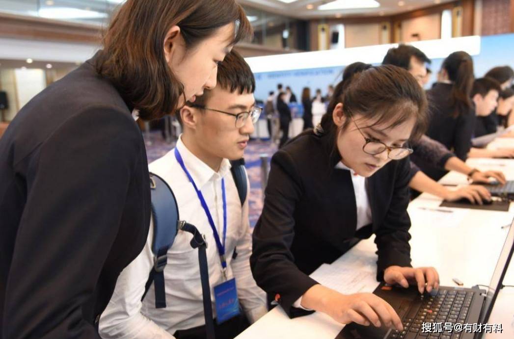 原创 保安每月工资2000元,为何鲜有人选择辞职?背后原因很少人懂2