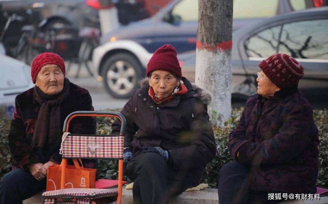 原创 银行存30万“吃利息”,和每月领2000块养老金,哪一种能过更好?5