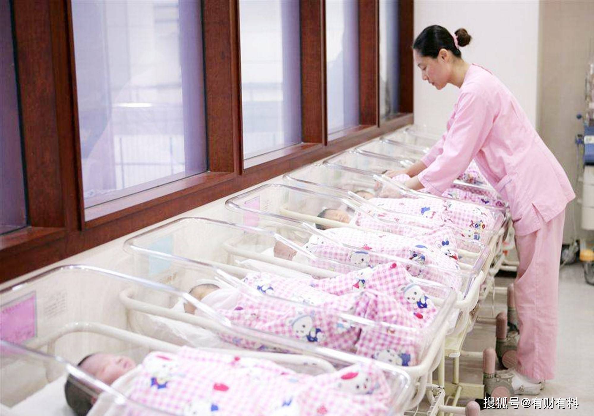 加拿大鹅更新中国区退换货服务承诺:吊牌完好,支持14天免费更换1