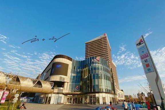 原创 上海郊区这个商场好“奇怪”,冰火两重天,一半热闹,另一半冷清1