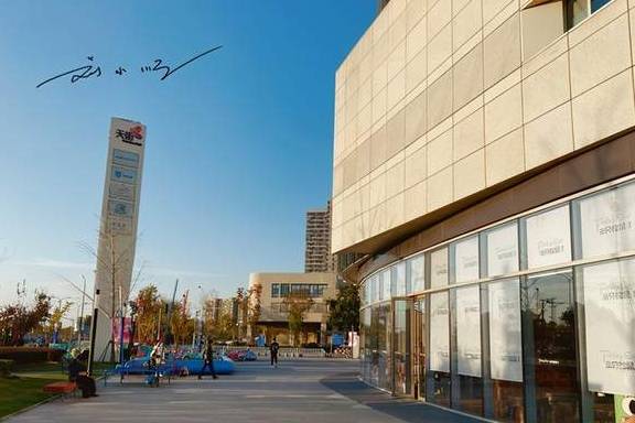 原创 上海郊区这个商场好“奇怪”,冰火两重天,一半热闹,另一半冷清2