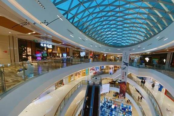 原创 上海郊区这个商场好“奇怪”,冰火两重天,一半热闹,另一半冷清3