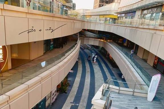 原创 上海郊区这个商场好“奇怪”,冰火两重天,一半热闹,另一半冷清5