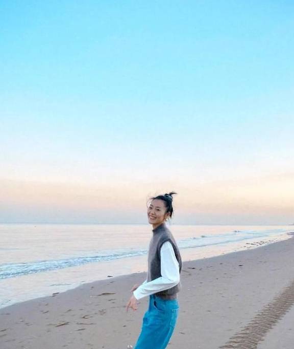 原创 刘雯最新海滩大片美出天际，看完这篇，你也能get同款15