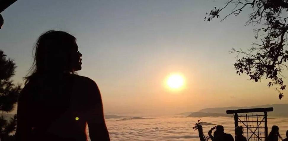 原创 高空中荡秋千，躺着看日出！缅北这座空灵仙山要到看不容易3