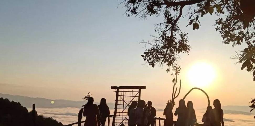 原创 高空中荡秋千，躺着看日出！缅北这座空灵仙山要到看不容易6