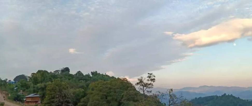 原创 高空中荡秋千，躺着看日出！缅北这座空灵仙山要到看不容易8