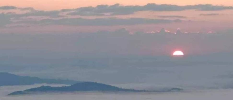 原创 高空中荡秋千，躺着看日出！缅北这座空灵仙山要到看不容易10