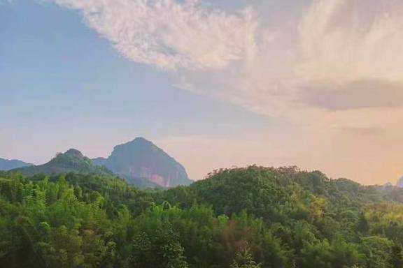 原创 韶关丹霞山附近最美的民宿,全景落地玻璃房,赏山景,看日落,美5