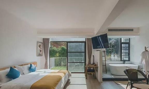 原创 韶关丹霞山附近最美的民宿,全景落地玻璃房,赏山景,看日落,美14