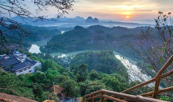 原创 韶关丹霞山附近最美的民宿,全景落地玻璃房,赏山景,看日落,美32