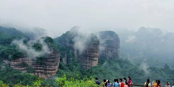 原创 韶关丹霞山附近最美的民宿,全景落地玻璃房,赏山景,看日落,美33