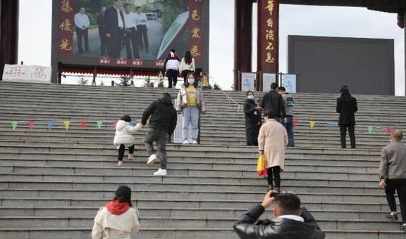 原创 门票省近百元,威海A级景区免门票第一天尝鲜的游客不少2