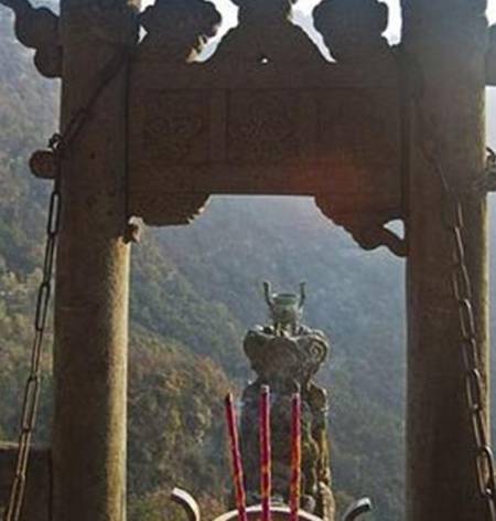 原创 武当山上的“夺命”香炉:为点一束香,百年来掉下悬崖者不计其数1