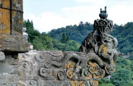 原创 武当山上的“夺命”香炉:为点一束香,百年来掉下悬崖者不计其数2