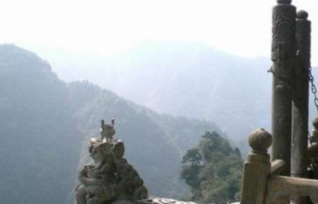 原创 武当山上的“夺命”香炉:为点一束香,百年来掉下悬崖者不计其数4