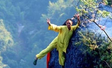 原创 武当山上的“夺命”香炉:为点一束香,百年来掉下悬崖者不计其数6