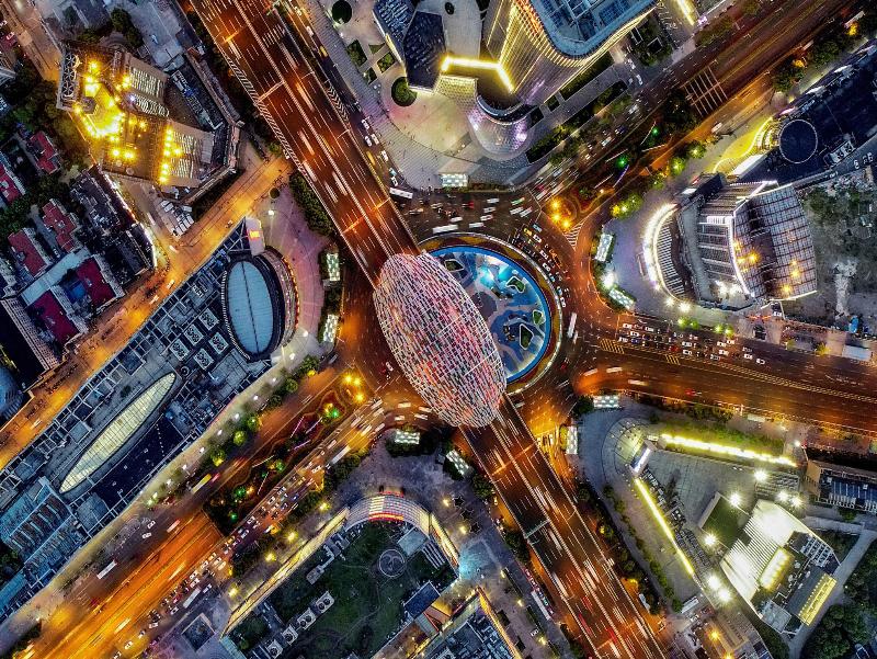 这里文旅消费的霓虹灯特别绚丽2