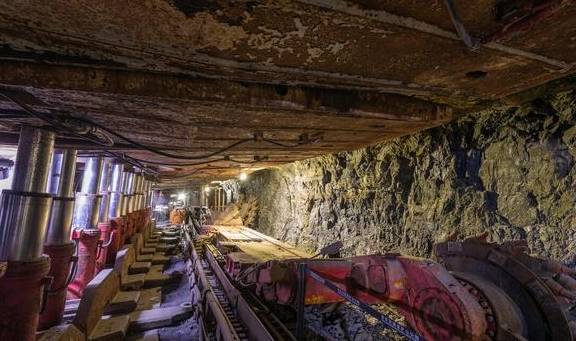 原创 有这样一座美丽煤矿,在煤矿乘坐着矿车缅怀逝去的祖辈,让人肃穆1