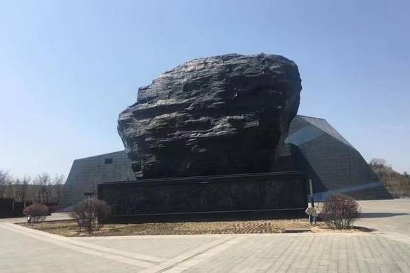 原创 有这样一座美丽煤矿,在煤矿乘坐着矿车缅怀逝去的祖辈,让人肃穆3