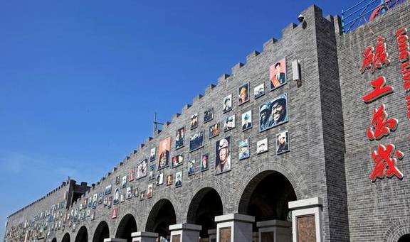 原创 有这样一座美丽煤矿,在煤矿乘坐着矿车缅怀逝去的祖辈,让人肃穆4