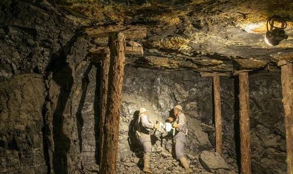 原创 有这样一座美丽煤矿,在煤矿乘坐着矿车缅怀逝去的祖辈,让人肃穆5