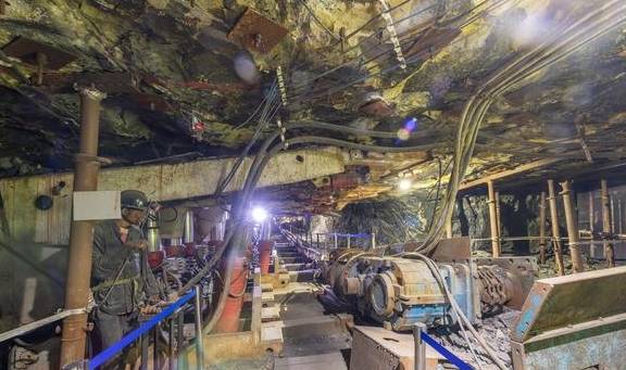 原创 有这样一座美丽煤矿,在煤矿乘坐着矿车缅怀逝去的祖辈,让人肃穆6