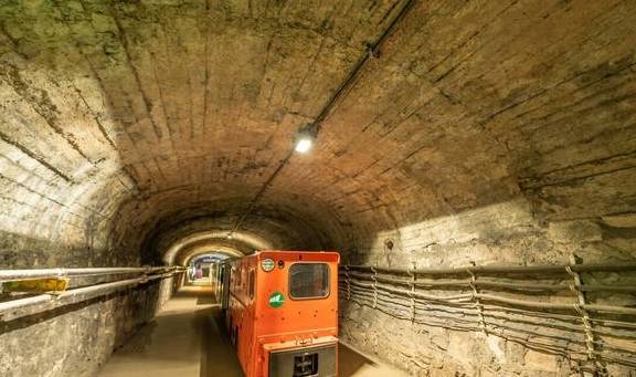 原创 有这样一座美丽煤矿,在煤矿乘坐着矿车缅怀逝去的祖辈,让人肃穆8